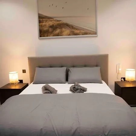 Flat 2, Close To Countryside & Beaches, Sleeps 11! *