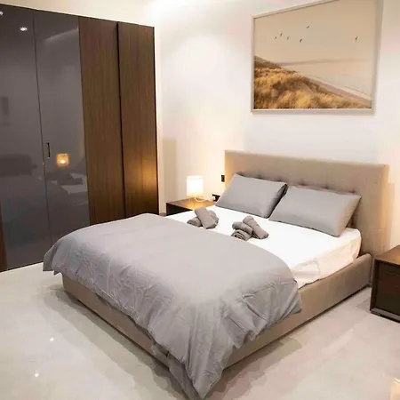 Flat 2, Close To Countryside & Beaches, Sleeps 11! * L-Imgarr
