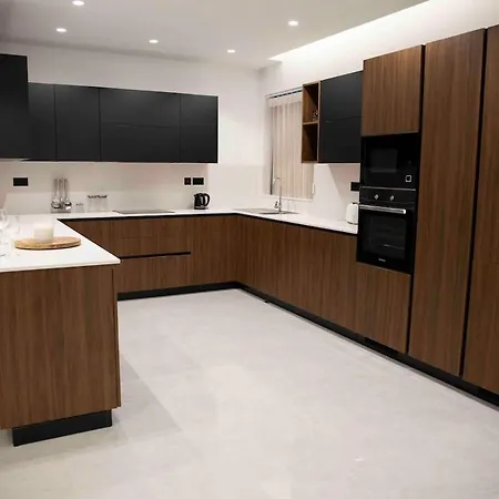 Apartment Flat 2, Close To Countryside & Beaches *