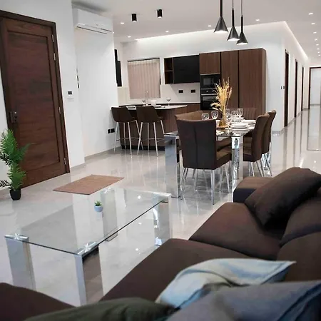 Apartment Flat 2, Close To Countryside & Beaches