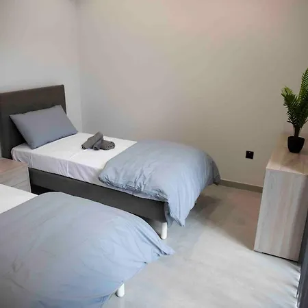 Flat 2, Large 3 Bedroom Apartment, Close To Countryside & Beaches, Sleeps 11! アパート *