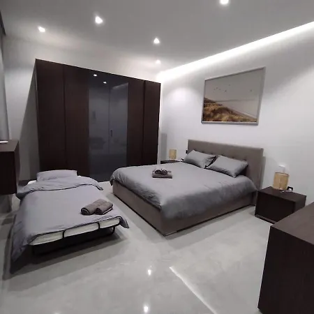 Flat 2, Large 3 Bedroom Apartment, Close To Countryside & Beaches, Sleeps 11! アパート L-Imgarr