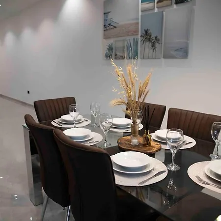 Apartment Flat 2, Large 3 Bedroom Apartment, Close To Countryside & Beaches, Sleeps 11! *