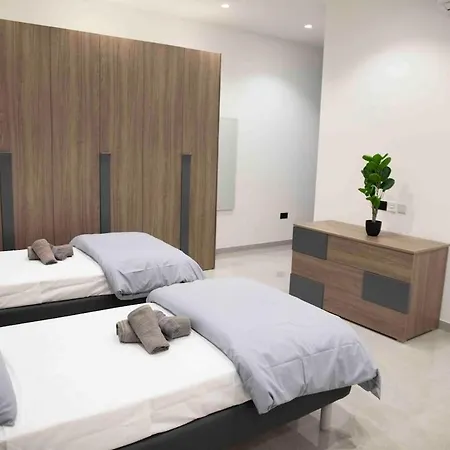 Flat 2, Large 3 Bedroom Apartment, Close To Countryside & Beaches, Sleeps 11! * L-Imgarr