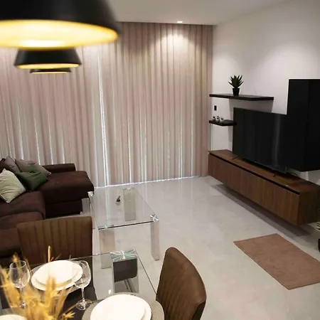 Flat 2, Large 3 Bedroom Apartment, Close To Countryside & Beaches, Sleeps 11! * L-Imgarr