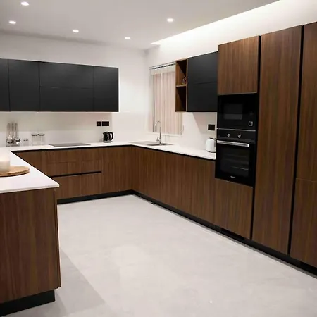 Apartment Flat 2, Large 3 Bedroom Apartment, Close To Countryside & Beaches, Sleeps 11! *