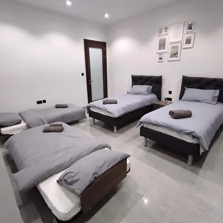 Flat 2, Large 3 Bedroom Apartment, Close To Countryside & Beaches, Sleeps 11! L-Imgarr