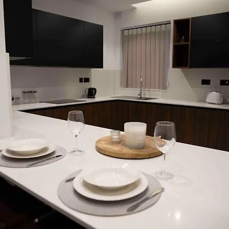 Flat 2, Large 3 Bedroom Apartment, Close To Countryside & Beaches, Sleeps 11! * L-Imgarr