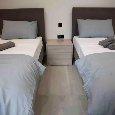 Flat 2, Close To Countryside & Beaches, Sleeps 11! Apartament *