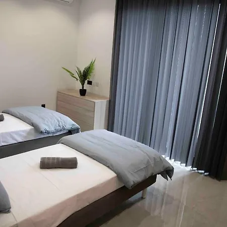 Apartment Flat 2, Large 3 Bedroom Apartment, Close To Countryside & Beaches, Sleeps 11! L-Imgarr