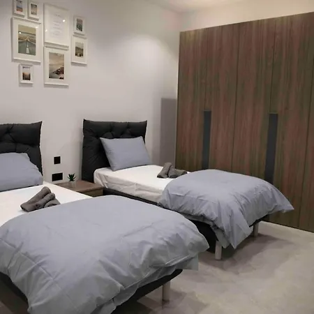 Apartment Flat 2, Large 3 Bedroom Apartment, Close To Countryside & Beaches, Sleeps 11!